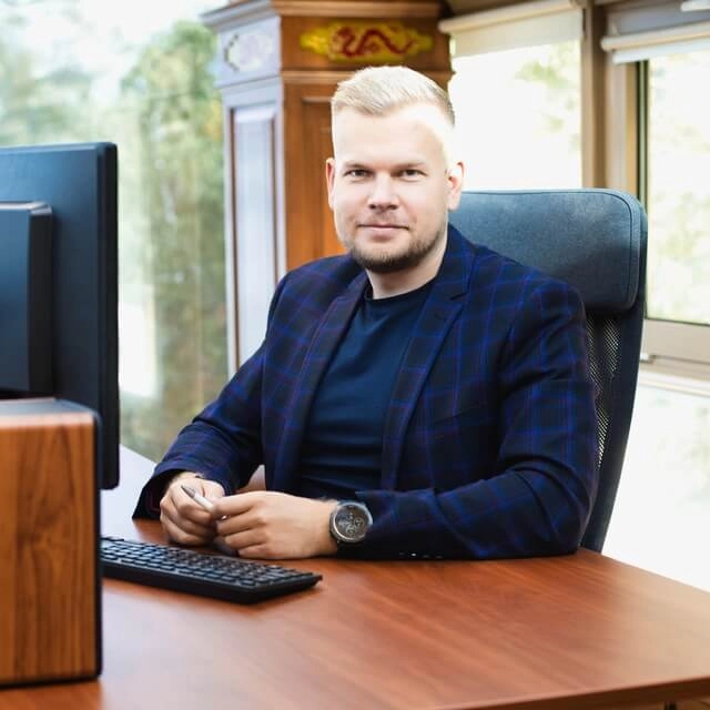 менежер